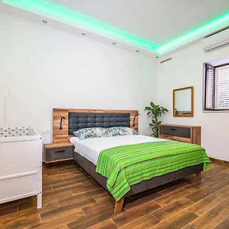Feriehus Group Natura Croatia, Sleeps Up To 13 People Maslenica