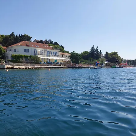 Group Natura Croatia, Sleeps Up To 13 People Nyaraló