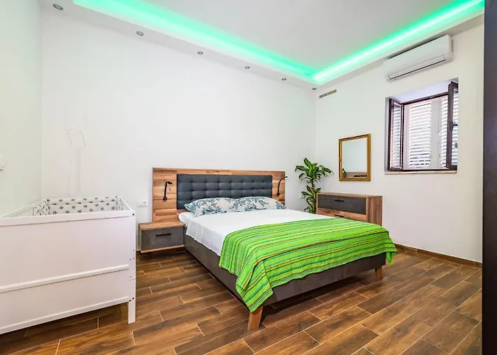 펜션 Group Natura Croatia, Sleeps Up To 13 People 마슬레니차